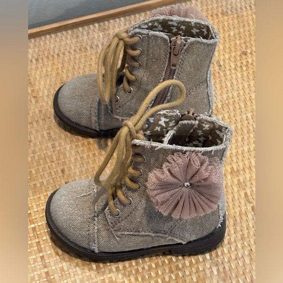 Children’s Place adorable canvas girls boots size 5 as new condition. - Picture 4 of 8